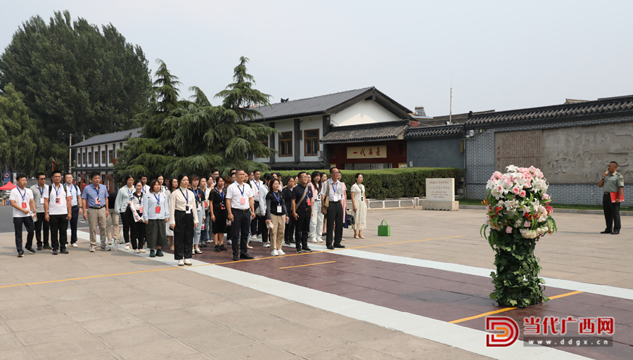 學(xué)員向八路軍一二九師前輩們敬獻(xiàn)花籃，向革命先輩們致敬。記者張友豪攝_副本
