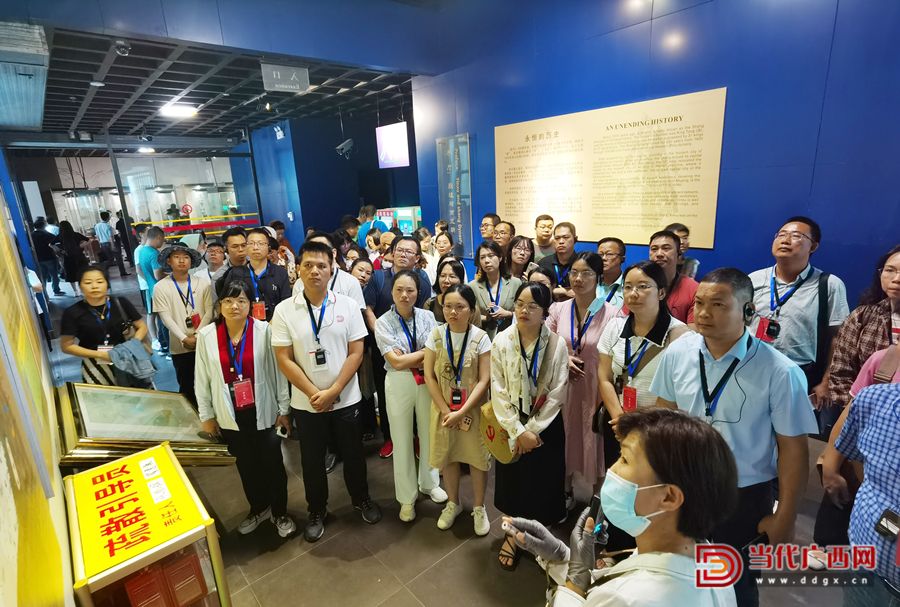 學(xué)員在殷墟博物苑參觀學(xué)習(xí)。記者張友豪攝1_副本